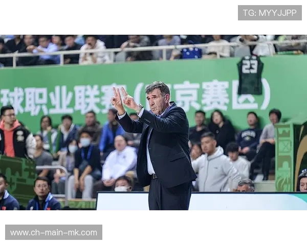 中国男篮运动员飞赴海外参加高水平训练营，中国男篮外籍教练